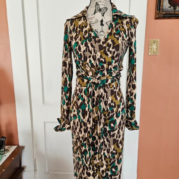 Vintage Diane Von Furstenberg Silk Animal Print Wrap Dress S-4 - Picture 3 of 10